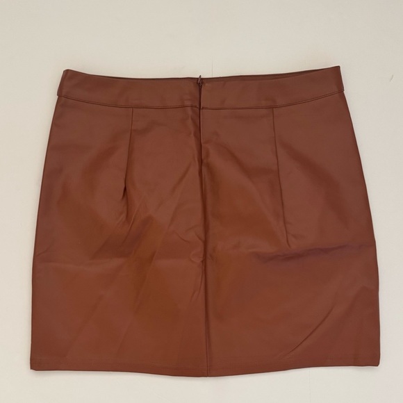 Lulus Corte Vegan Leather Mini Short Skirt w/Slit, Chestnut Brown, Size M, NWT - Picture 8 of 13